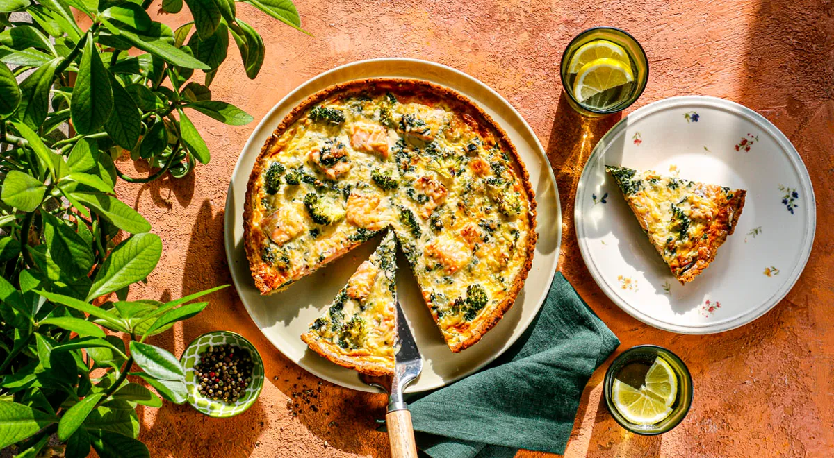 Quiche med laks, broccoli og spinat