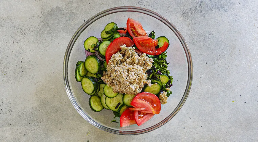 Salat med grøntsager og valnødder