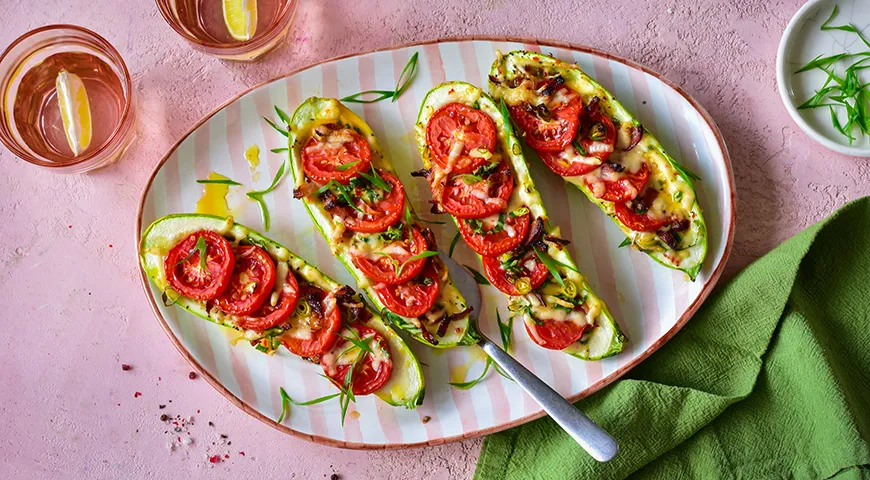 Zucchini med tomater og ost i ovnen