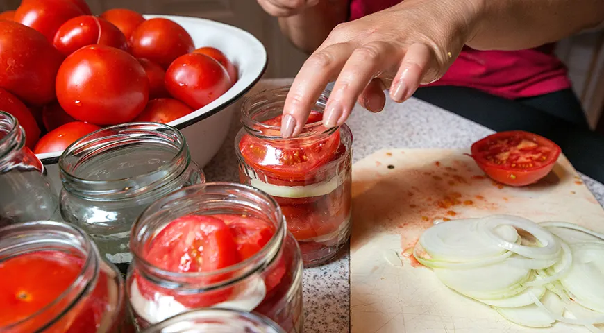 Til tomatsalater i krukker er det bedre at vælge tætte og kødfulde frugter med et lille antal frø og tyk hud