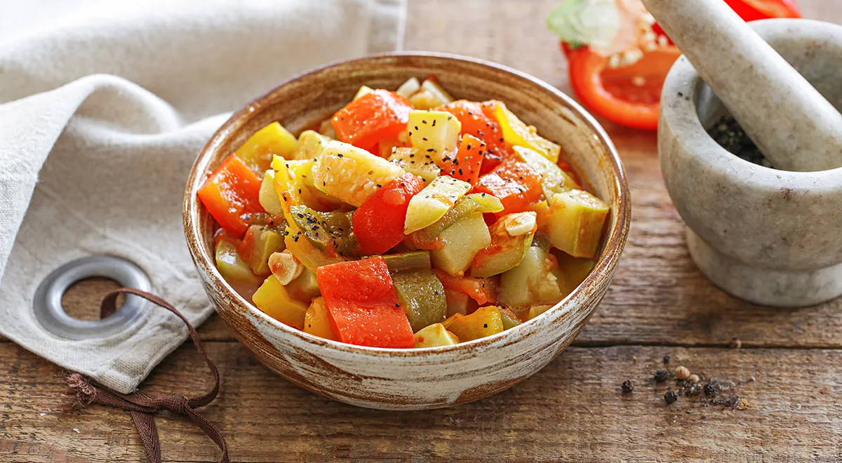 Zucchini med peberfrugt og tomater til vinteren