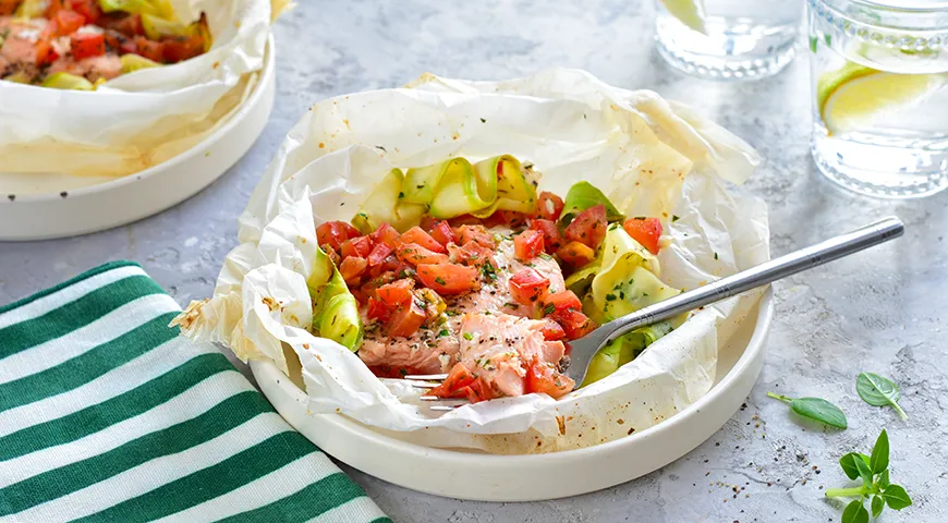 Sockeye laks i pergament med zucchini, tomater og krydderurter