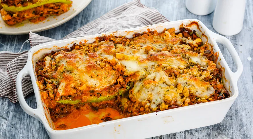 Rosenrød zucchini-gryde med tomater og hakket kød