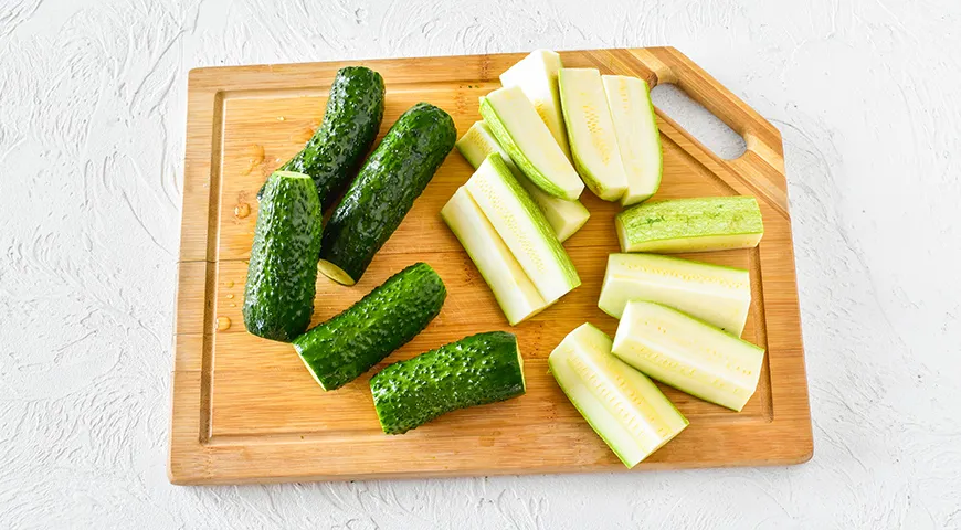 Letsaltede agurker med zucchini