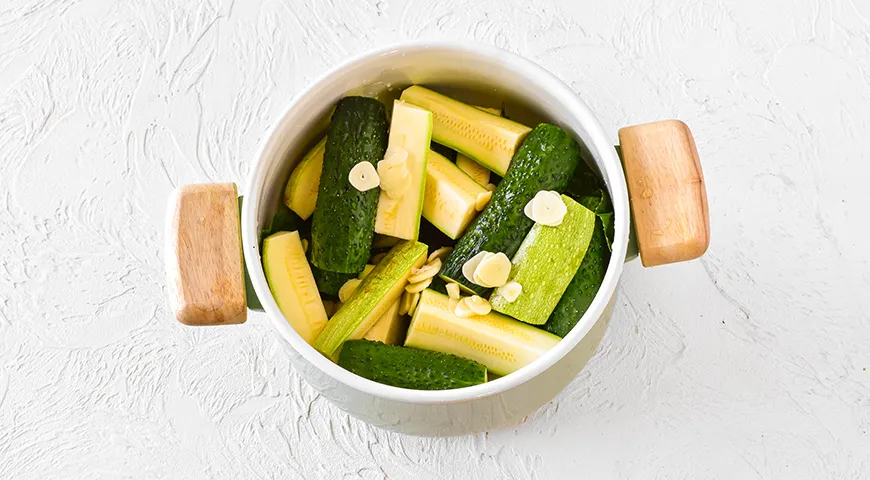 Letsaltede agurker med zucchini