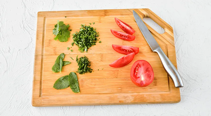 Salat med sprøde auberginer og tomater