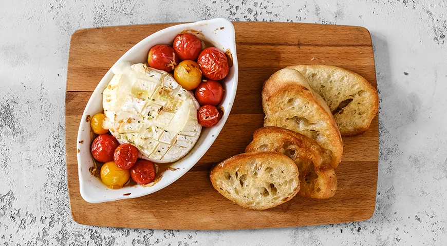 Camembert med tomater i ovnen med baguette