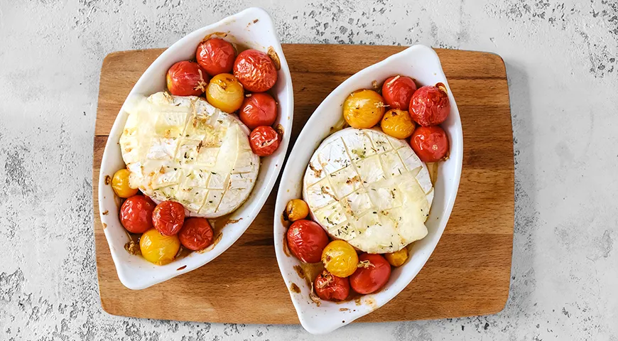 Camembert med tomater i ovnen med baguette