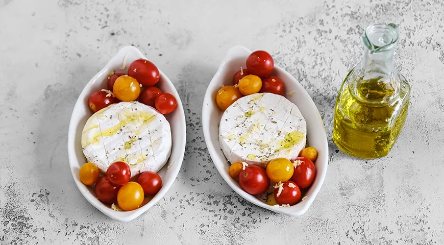 Camembert med tomater i ovnen med baguette