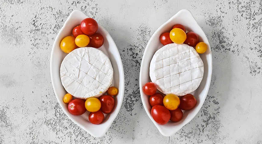 Camembert med tomater i ovnen med baguette