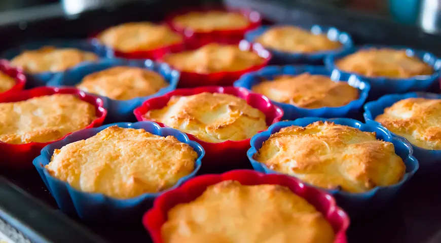 Ostekager lavet af dej skal tilberedes i muffinsforme eller portionsformede cupcakes.