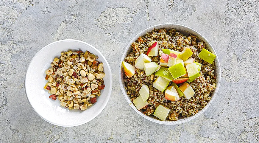 Morgenskål med quinoa, æbler og hasselnødder