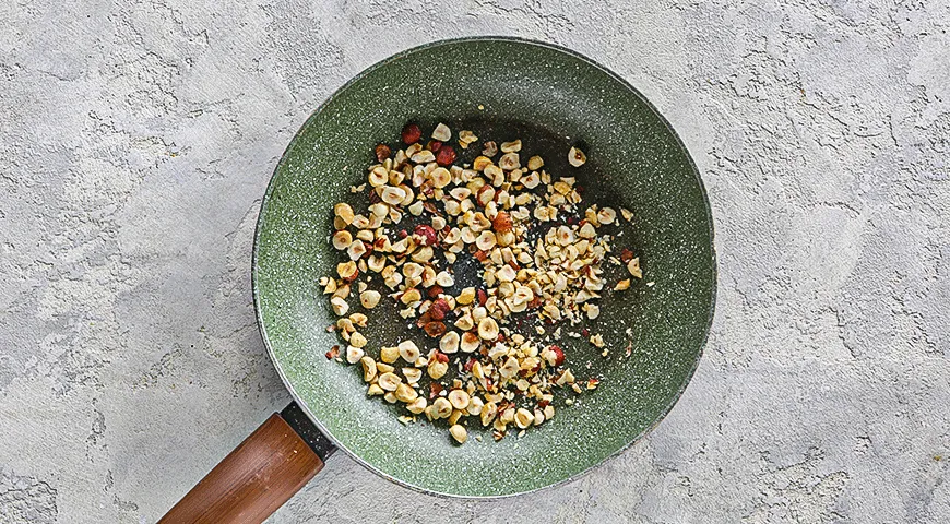 Morgenskål med quinoa, æbler og hasselnødder