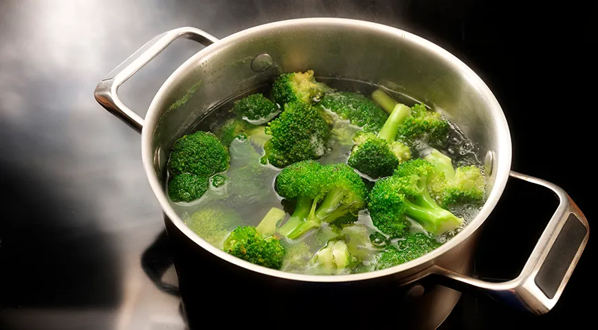 For at slippe af med den specifikke lugt af broccoli, tilsæt hvidløg og 1 tsk, når du laver mad. tørrede krydderurter