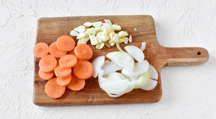 Salat af tomater, gulerødder og løg til vinteren