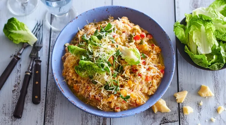 Blomkål med grøntsager, frø og parmesan