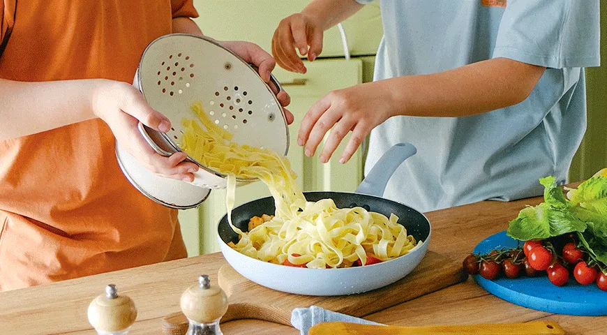 Tagliatelle med kyllingefilet og cherrytomater