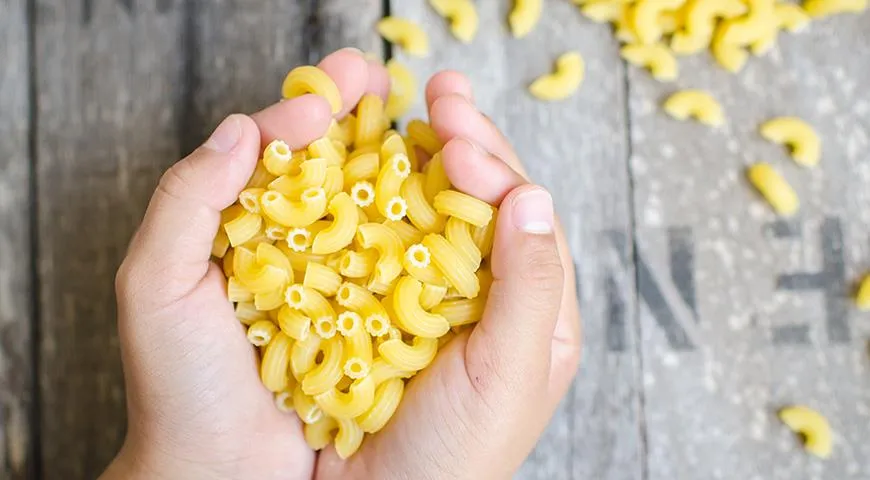 Stik pastaen i bærfyldet, og den vil absorbere al den saft, der er frigivet.