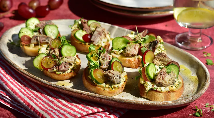 Bruschetta med saury og æg