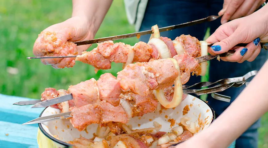 Marinade til svineshashlik med eddike, løg og mineralvand