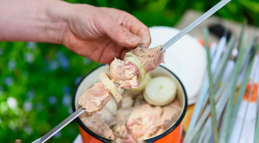 Marinade med eddike, løg og mayonnaise til svinekebab