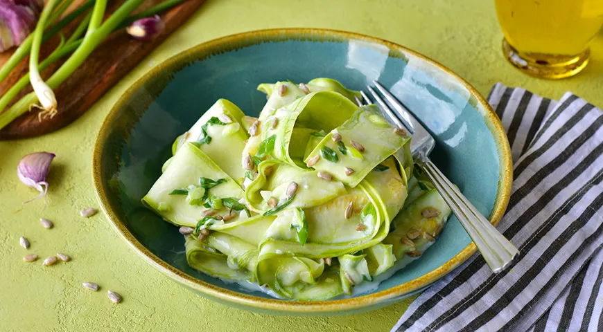 Salat af ung zucchini med hvidløg og grønne løg