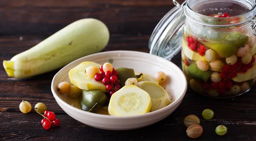 Fermenteret zucchini med stikkelsbær