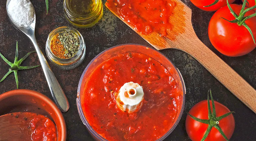 Det første skridt i at lave tomatpure derhjemme er at purere tomaterne i en blender.