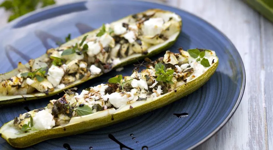 Zucchini fyldt med gedeost