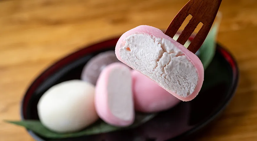 Isfyldet giver den japanske mochi-dessert en dejlig cremet sødme.