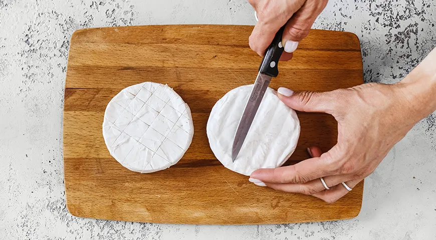 Camembert med tomater i ovnen med baguette