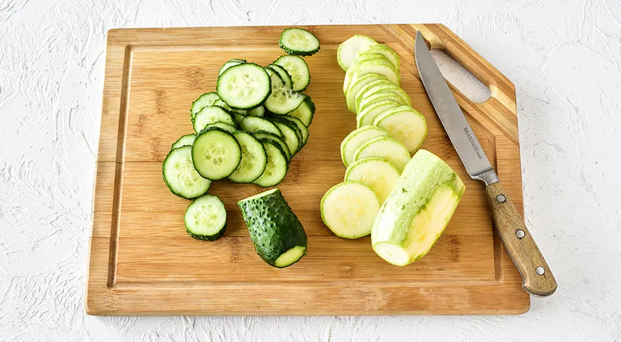 Letsaltede agurker med zucchini i en pose