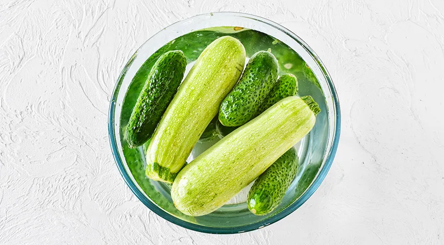 Letsaltede agurker med zucchini