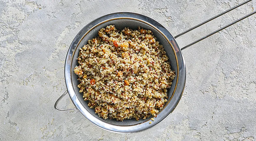 Morgenskål med quinoa, æbler og hasselnødder