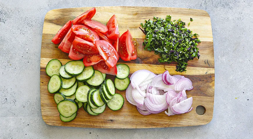 Salat med grøntsager og valnødder