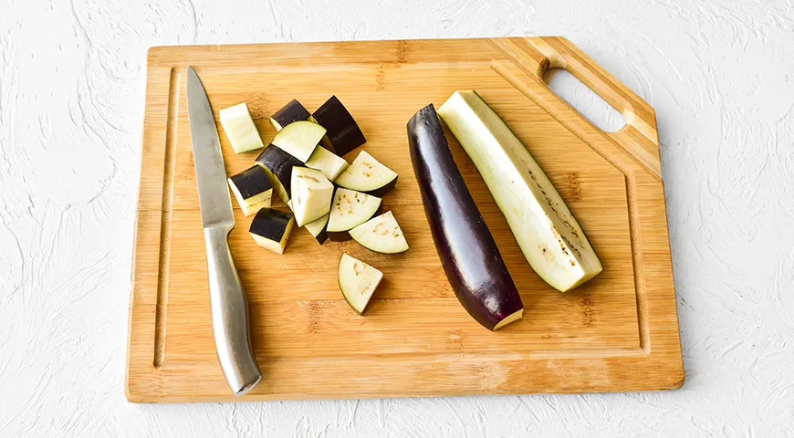 Salat med sprøde auberginer og tomater