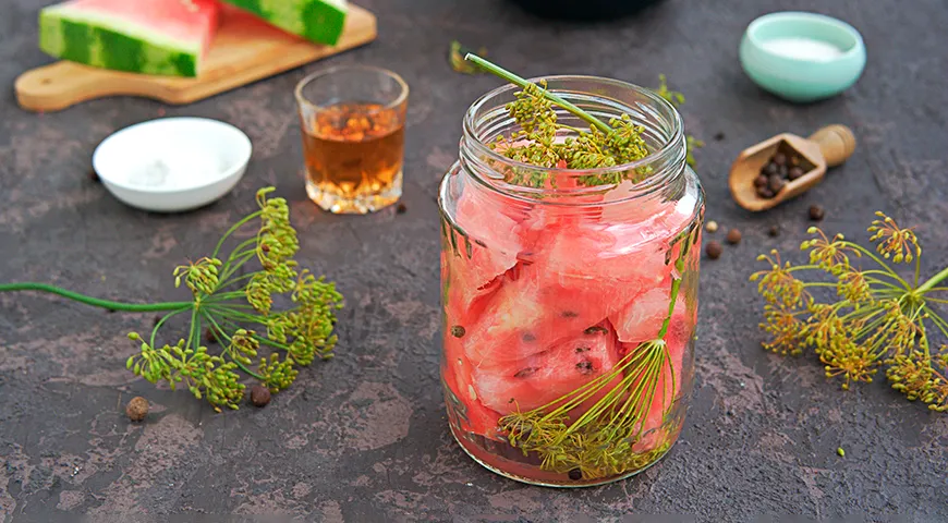 I 1600-tallet blev vandmeloner udblødt, kogt og saltet. Vi begyndte at marinere senere med eddike og citronsaft.